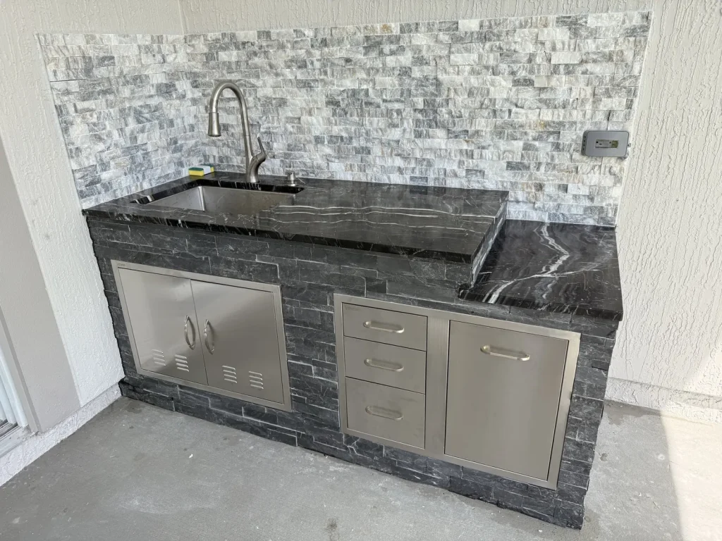 Outdoor kitchen with split-face stone backsplash